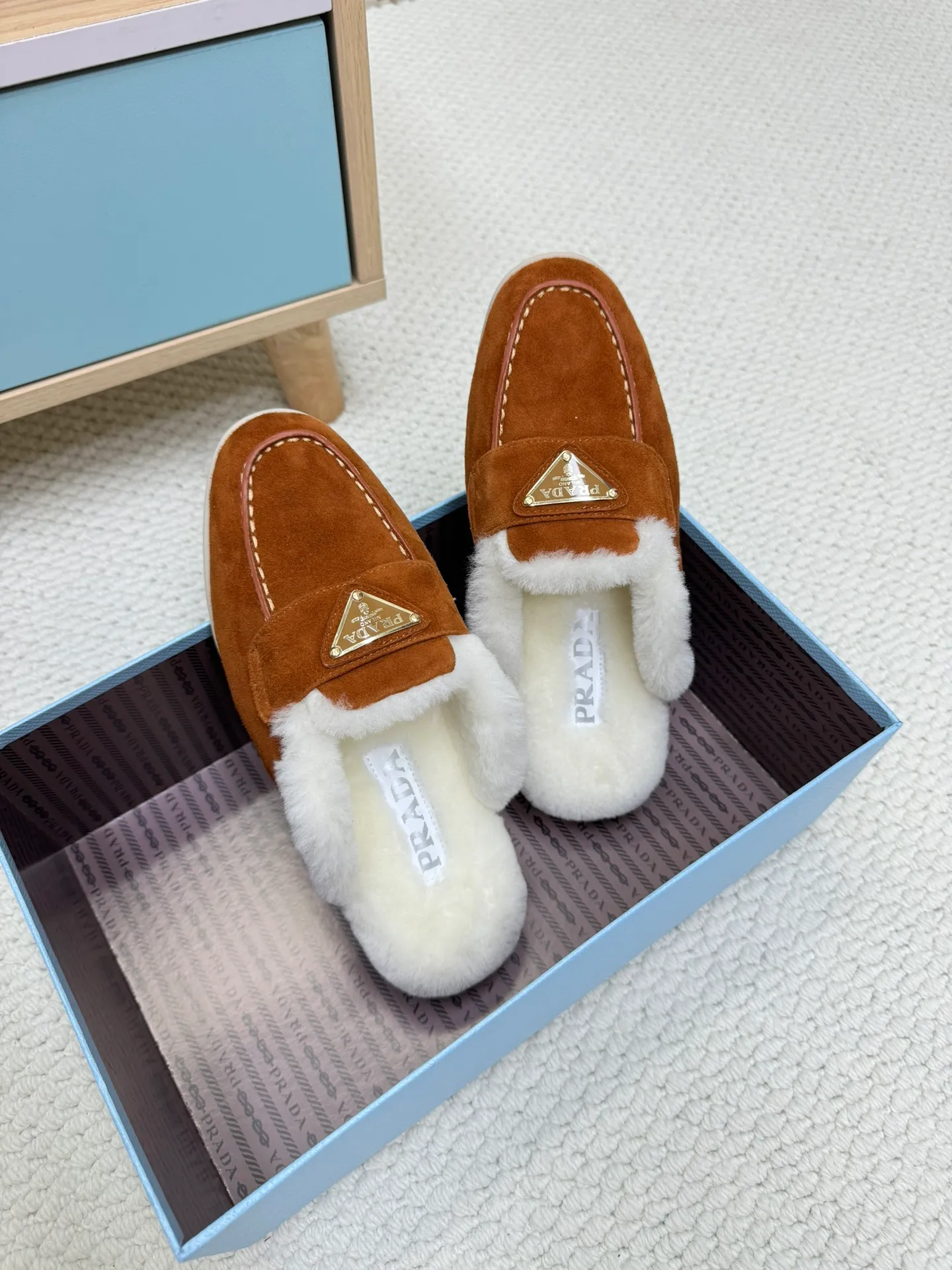 p560 🎉Prada toe-cap wool slippers, officially updated simultaneously, couple models are coming! 💑 Classic triangle buckle design, extremely fashionable. The all-wool lining and feet have excellent thermal insulation properties, allowing you to feel warm even in cold winter days. The comfortable TPU soles are extremely comfortable to wear, as if you are walking on the clouds. 😌 It is an excellent choice whether at home or out. Wear it with your significant other to show off your love and become the focus of street fashion. 💖This winter, let Prada toe-toe wool slippers accompany you, combining warmth and fashion. Come and get it now! 🛍️ Fabric: Imported frosted cowhide Lining: One-piece sheepskin imported from Australia Outsole: Original Tpu absorbent film outsole Female size: 35～41 (41 customized) Male size: 39～45 (45 customized)